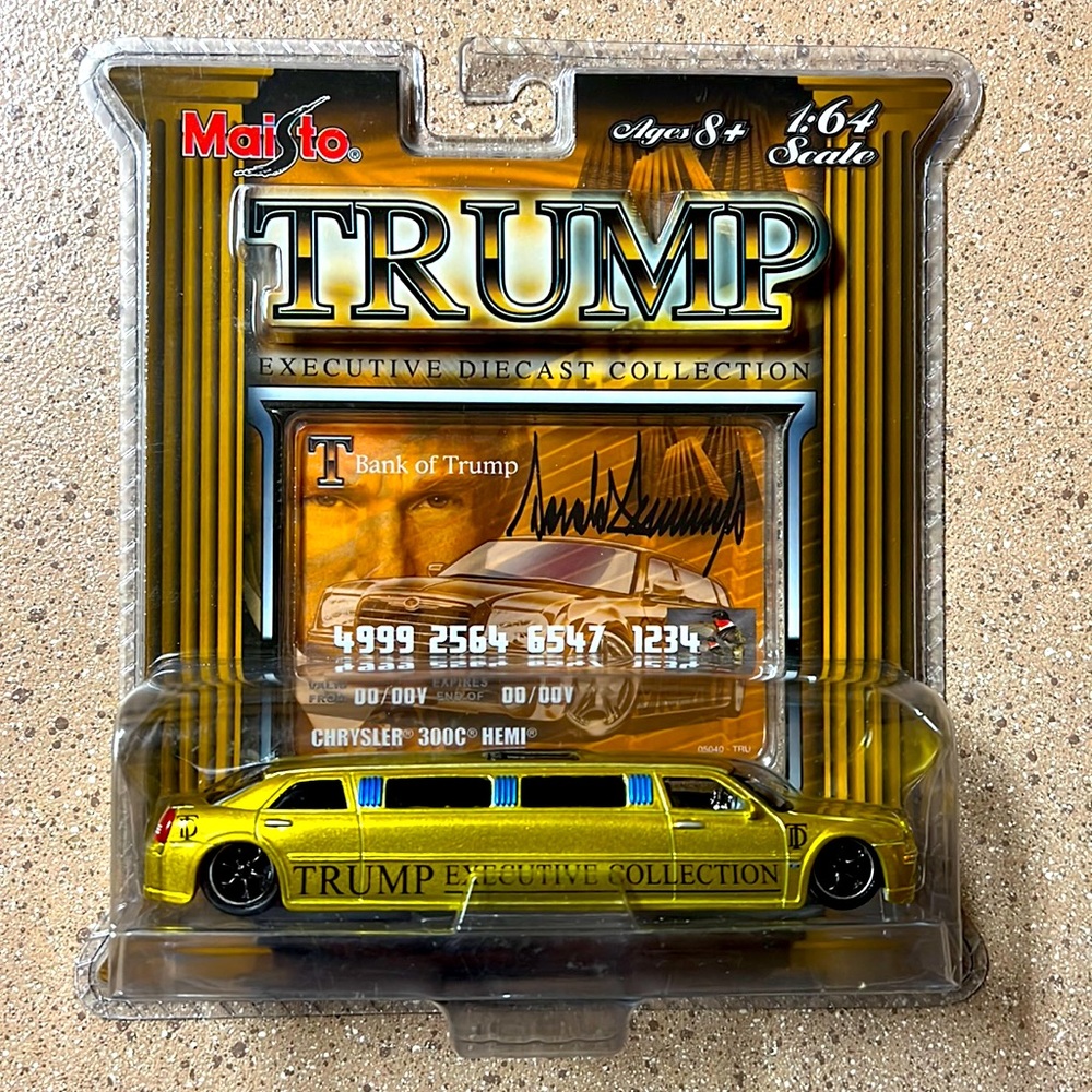 Maisto Trump Executive Die-cast Collection Gold 1:64 scale Limousine ✨